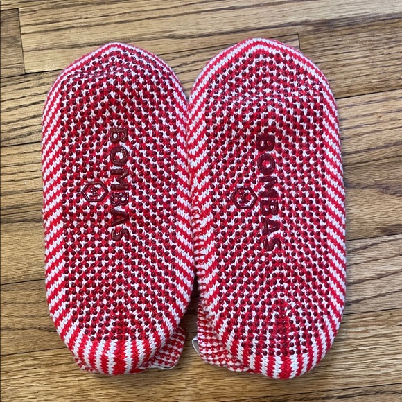 Bombas Cozy Red and White Knit Design Slippers with Rubber Grippers Sz M - Picture 5 of 6